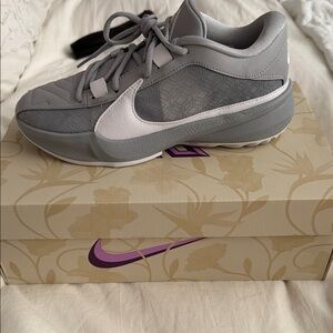 zoom freak 5 Nike Gray and White Athletic Shoes brand new